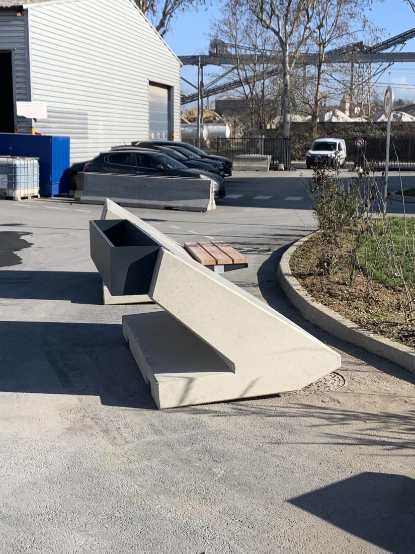 Jardinière en métal pour Borne en béton anti intrusion et anti bélier SAFELY avec jardinière